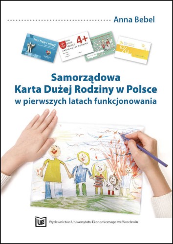 Okładka ma białe tło, na górze kilka wzorów kart rodzinnych, a na dole rysunek dziecięcy przedstawiający rodzinę trzymającą się za ręce. Obrazek trzymany i kolorowany przez dziecko. Na dole logo Wydawnictwa UEW.