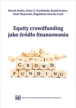 Biała okładka u góry granatowy tytuł, poniżej ułożone w dwa rzędy jeden na drugim kremowe kostki do gry z napisem CROWD FUNDING. Na dole logo wydawnictwa.